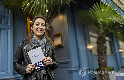 2013년 11월 12일 소설 '남자를 사랑해야 한다'로 메디치상을 수상한 마리 다리외세크   [EPA=연합뉴스]